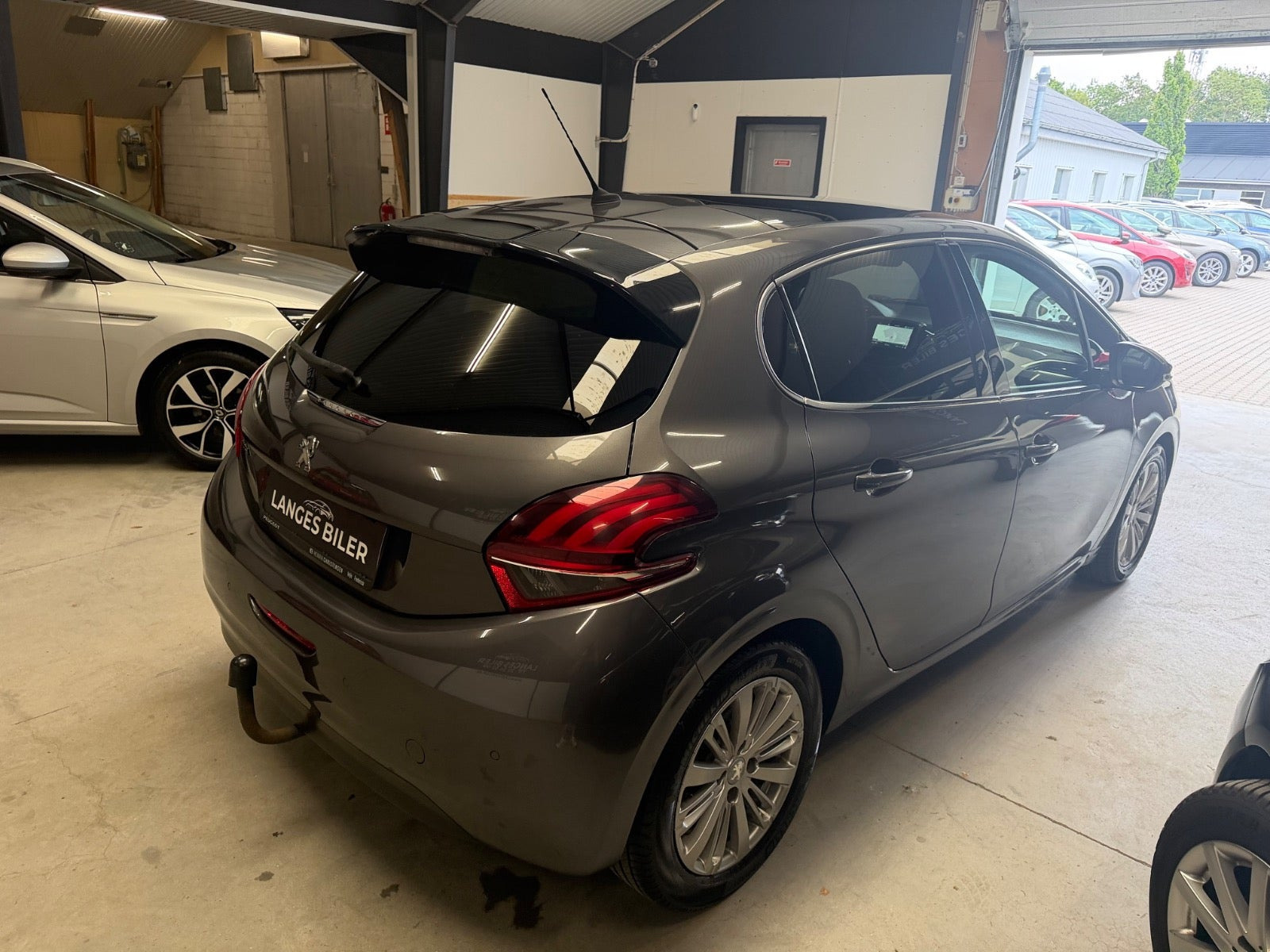 Grå Peugeot 208 fra 2019