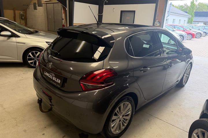 Grå Peugeot 208 fra 2019