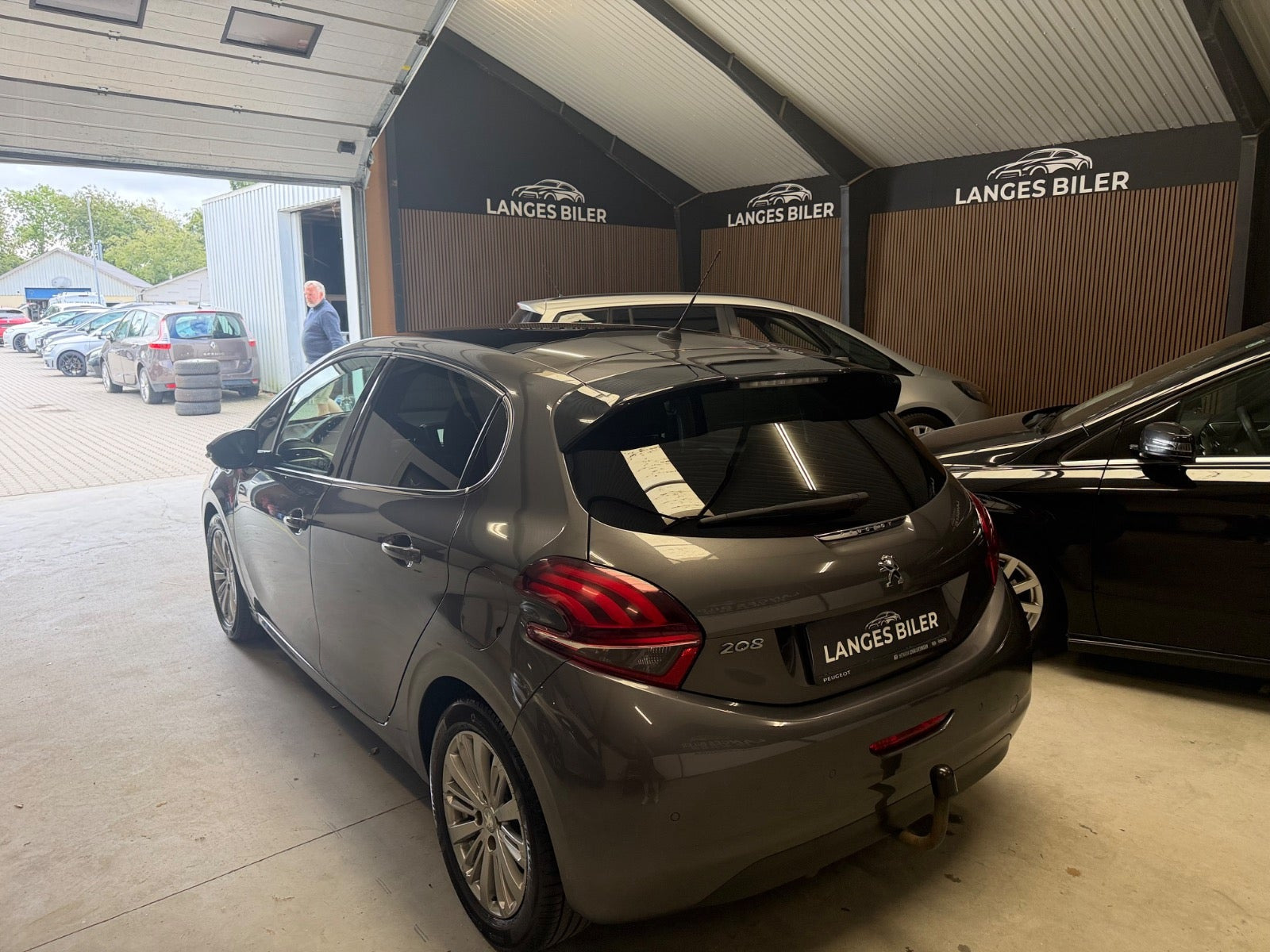 Grå Peugeot 208 fra 2019