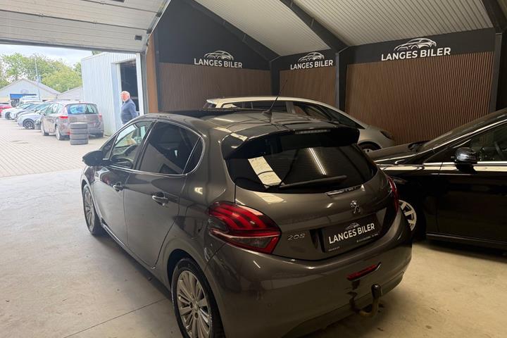 Grå Peugeot 208 fra 2019