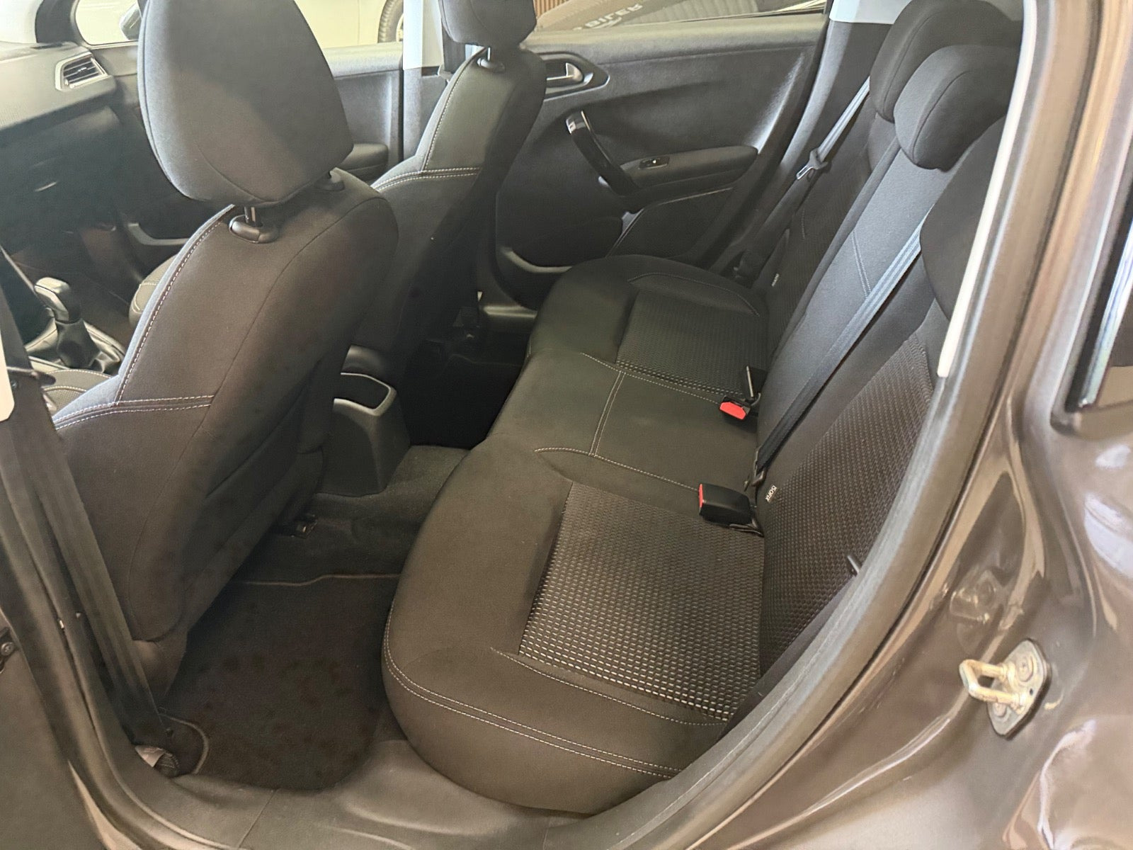 Grå Peugeot 208 fra 2019
