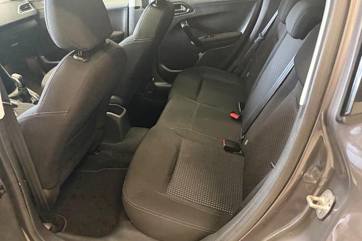 Grå Peugeot 208 fra 2019