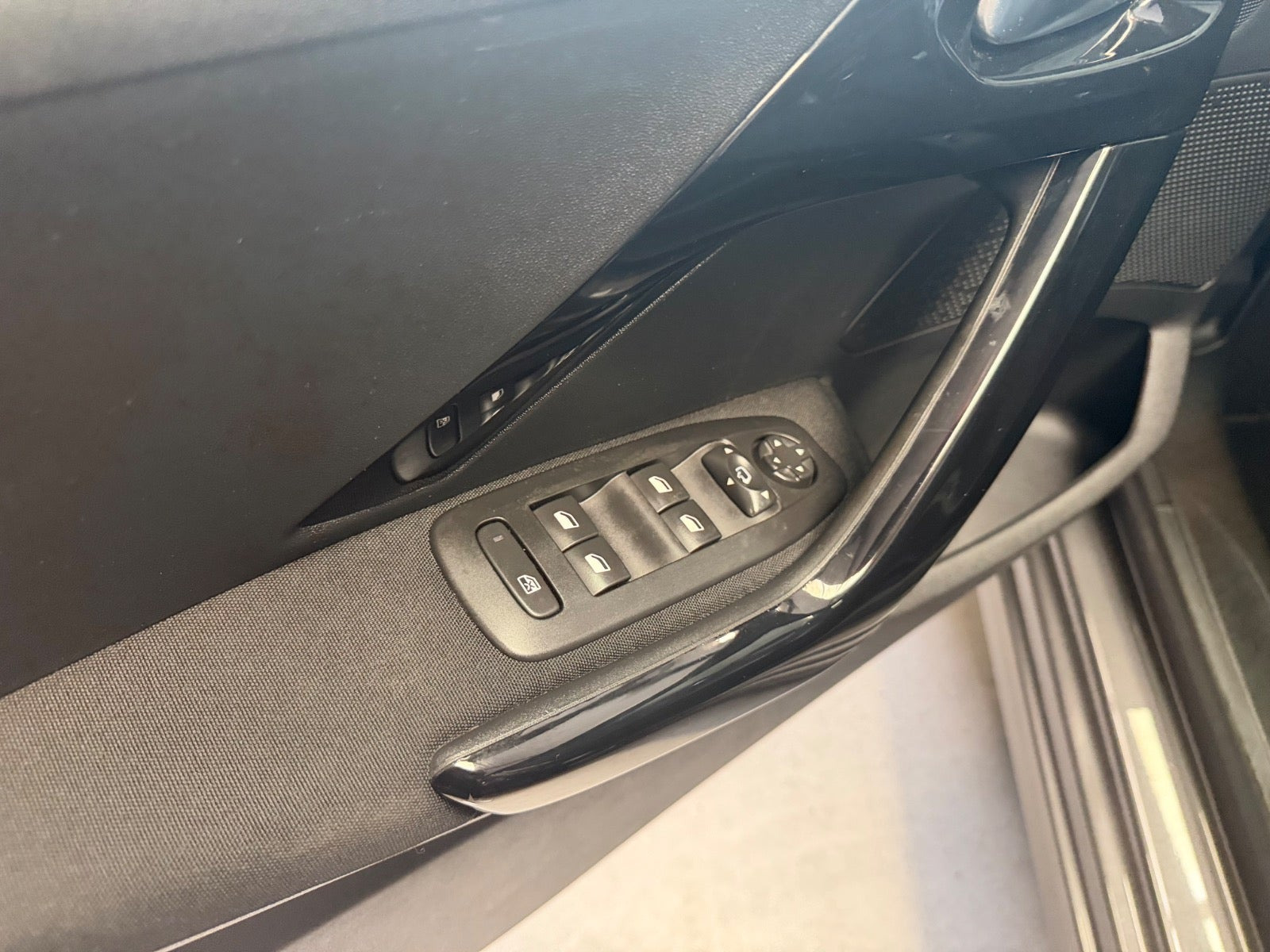 Grå Peugeot 208 fra 2019