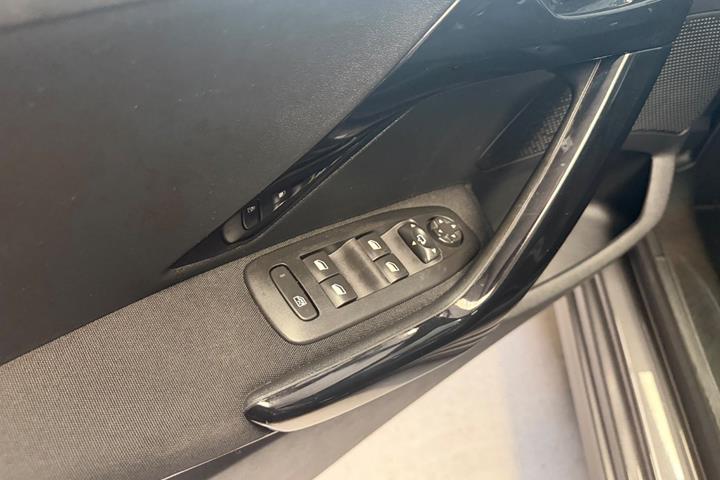 Grå Peugeot 208 fra 2019