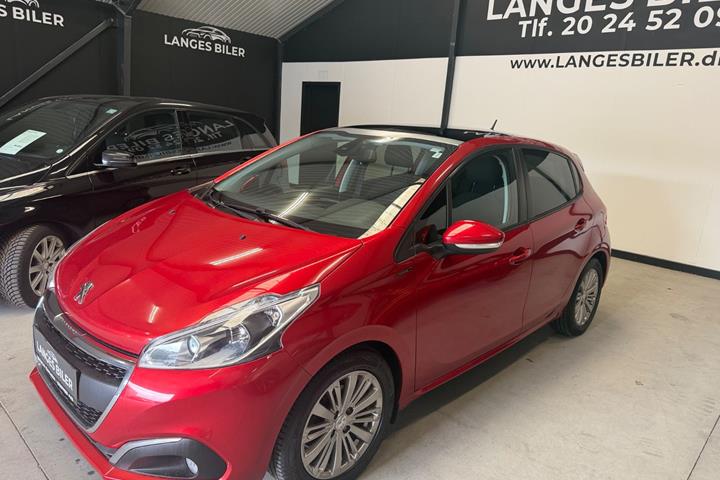 Rød Peugeot 208 fra 2019