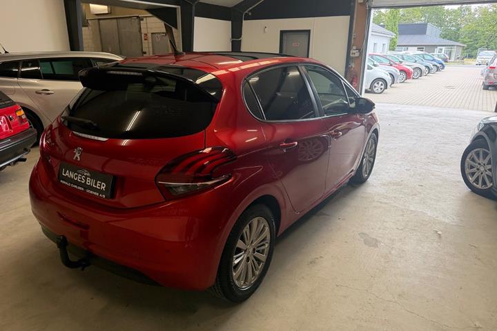 Rød Peugeot 208 fra 2019