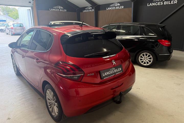Rød Peugeot 208 fra 2019