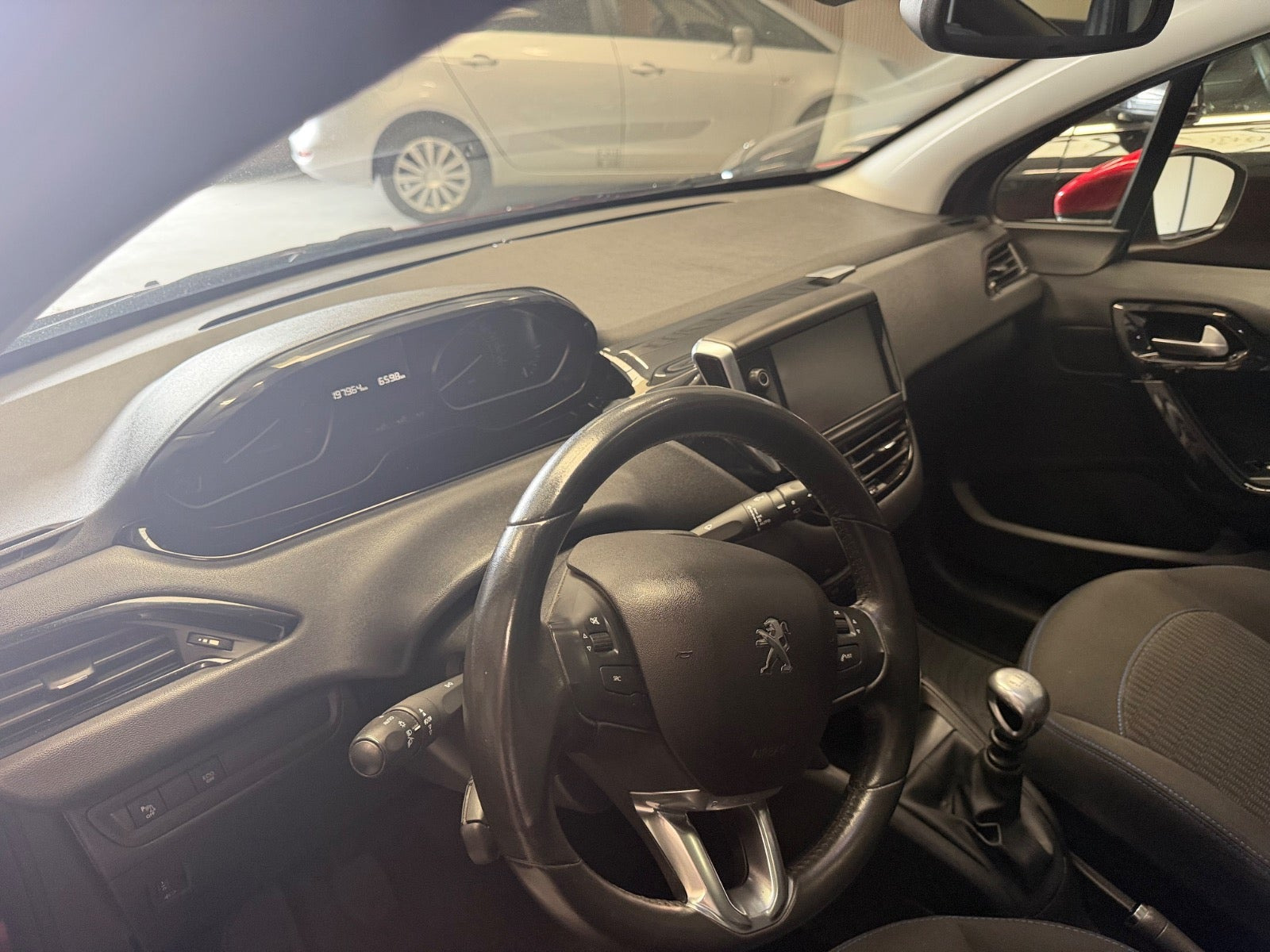 Rød Peugeot 208 fra 2019