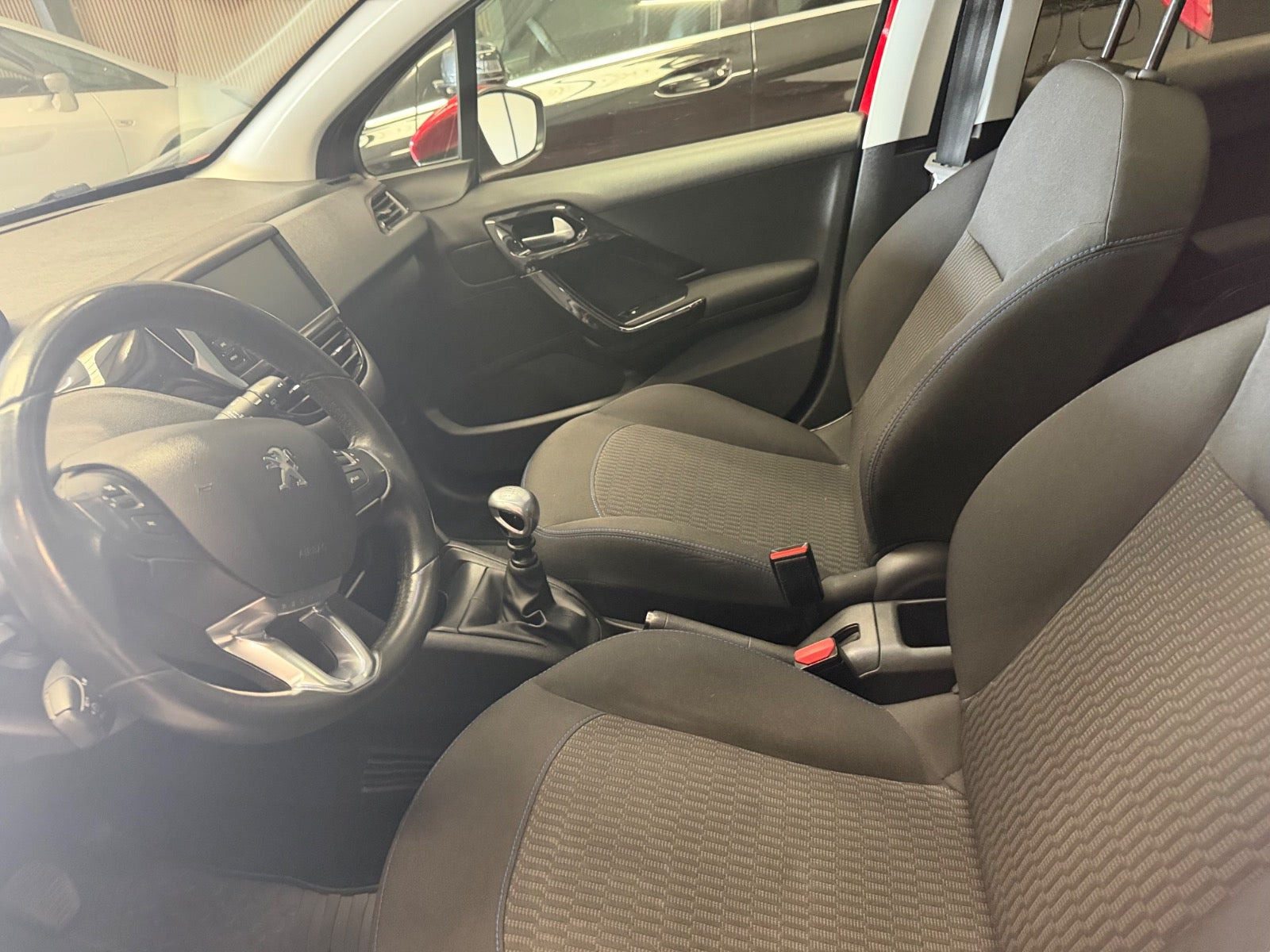 Rød Peugeot 208 fra 2019
