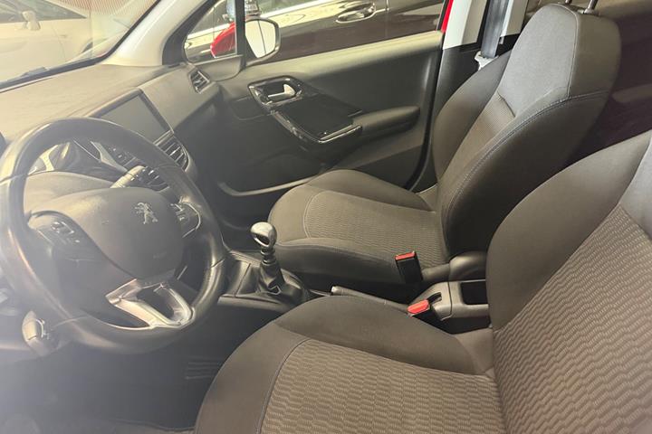 Rød Peugeot 208 fra 2019