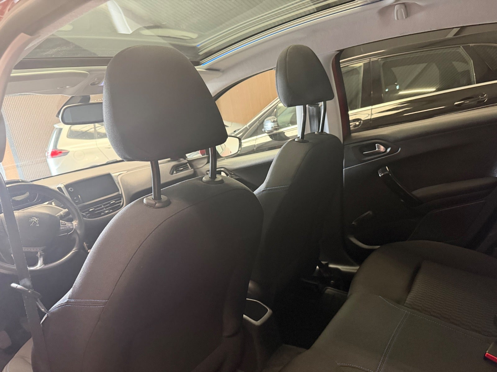 Rød Peugeot 208 fra 2019