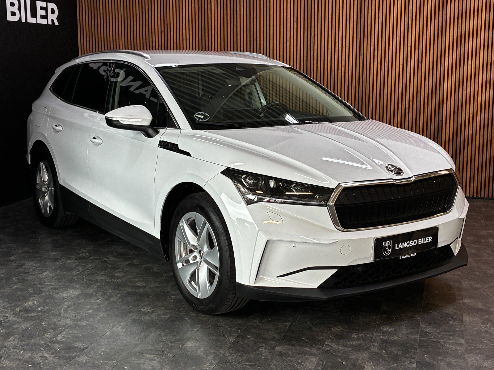 Hvid Skoda Enyaq fra 2023