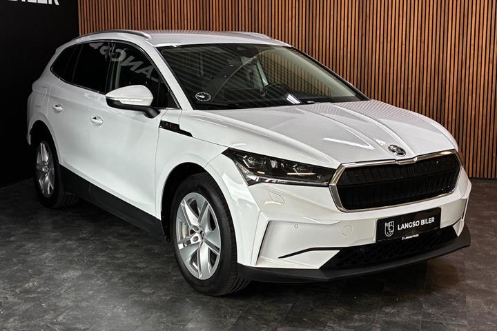 Hvid Skoda Enyaq fra 2023