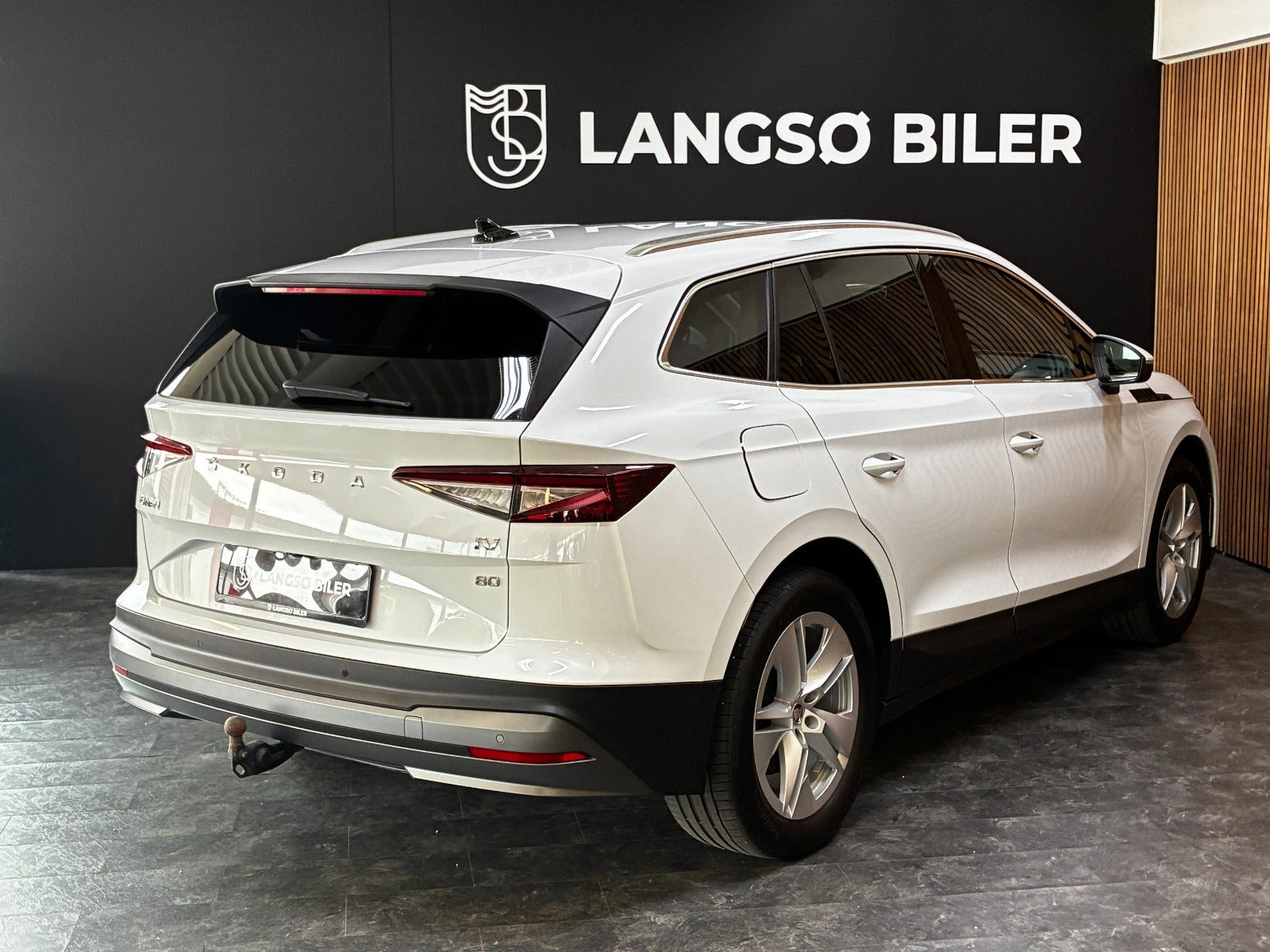 Hvid Skoda Enyaq fra 2023