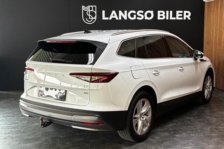 Hvid Skoda Enyaq fra 2023