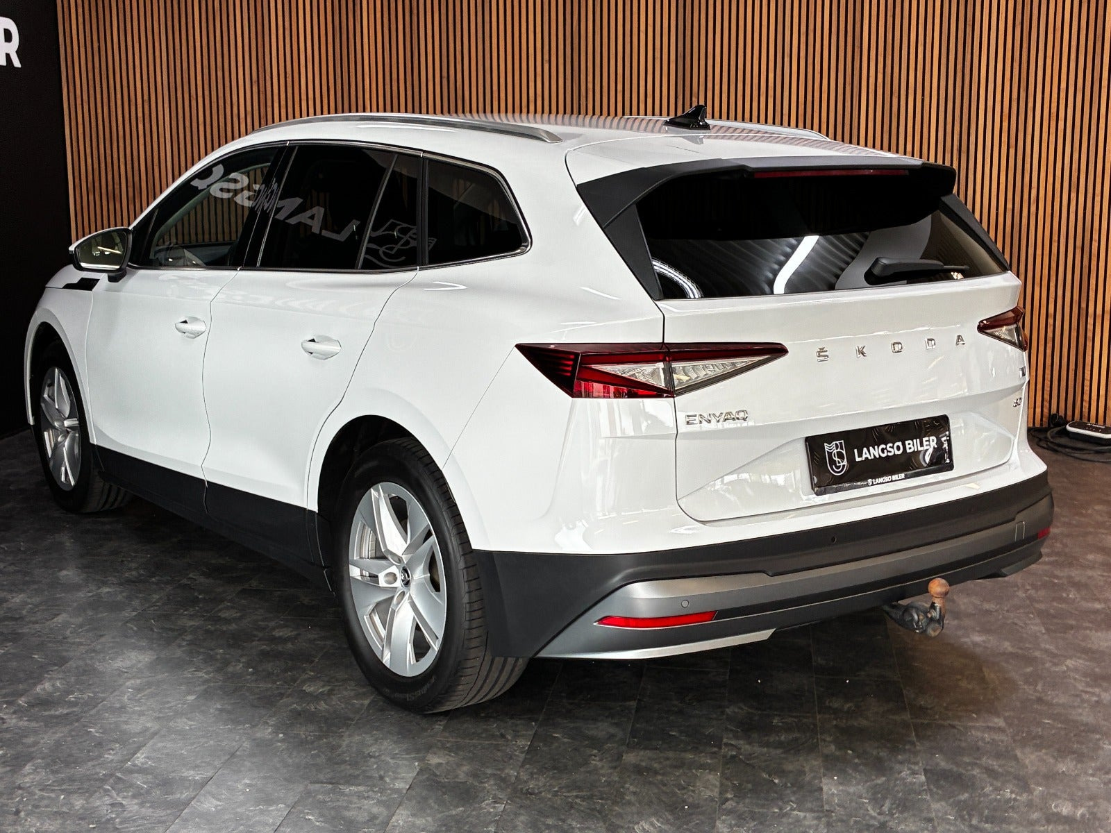 Hvid Skoda Enyaq fra 2023