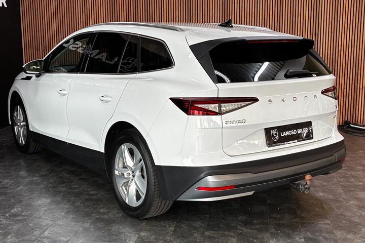 Hvid Skoda Enyaq fra 2023