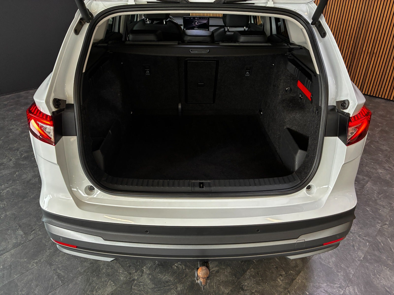 Hvid Skoda Enyaq fra 2023