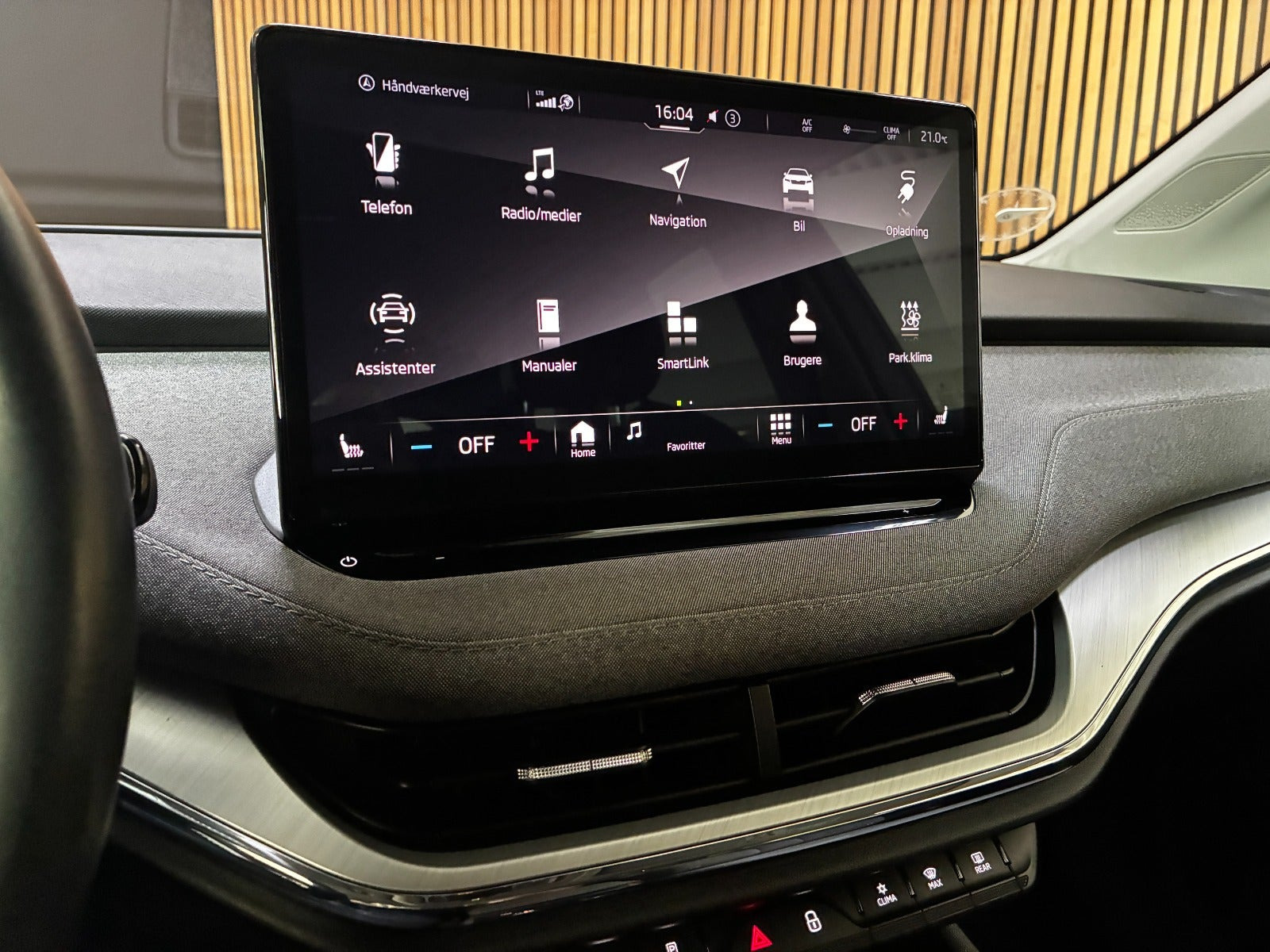 Hvid Skoda Enyaq fra 2023