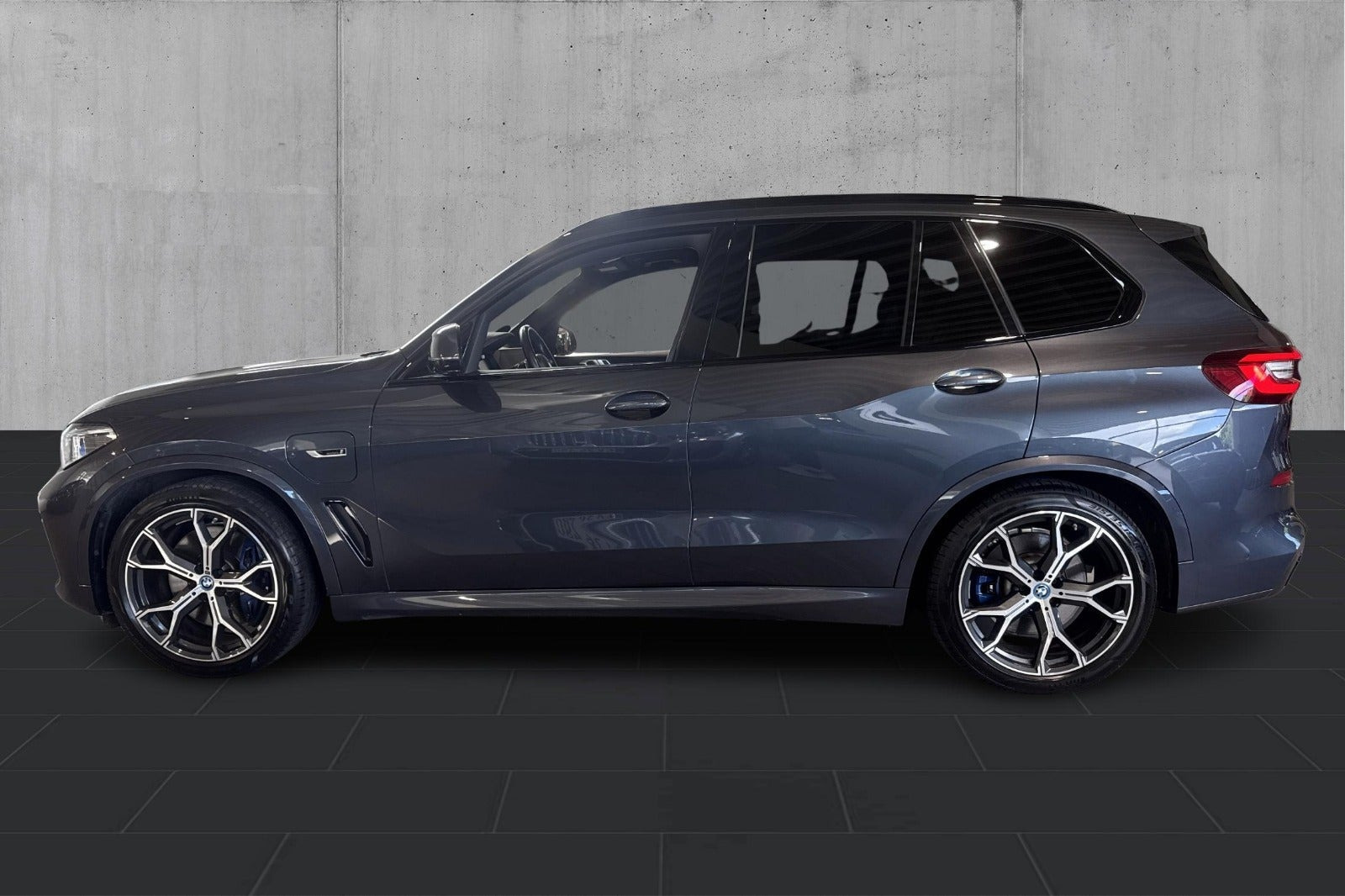 Grå BMW X5 fra 2022