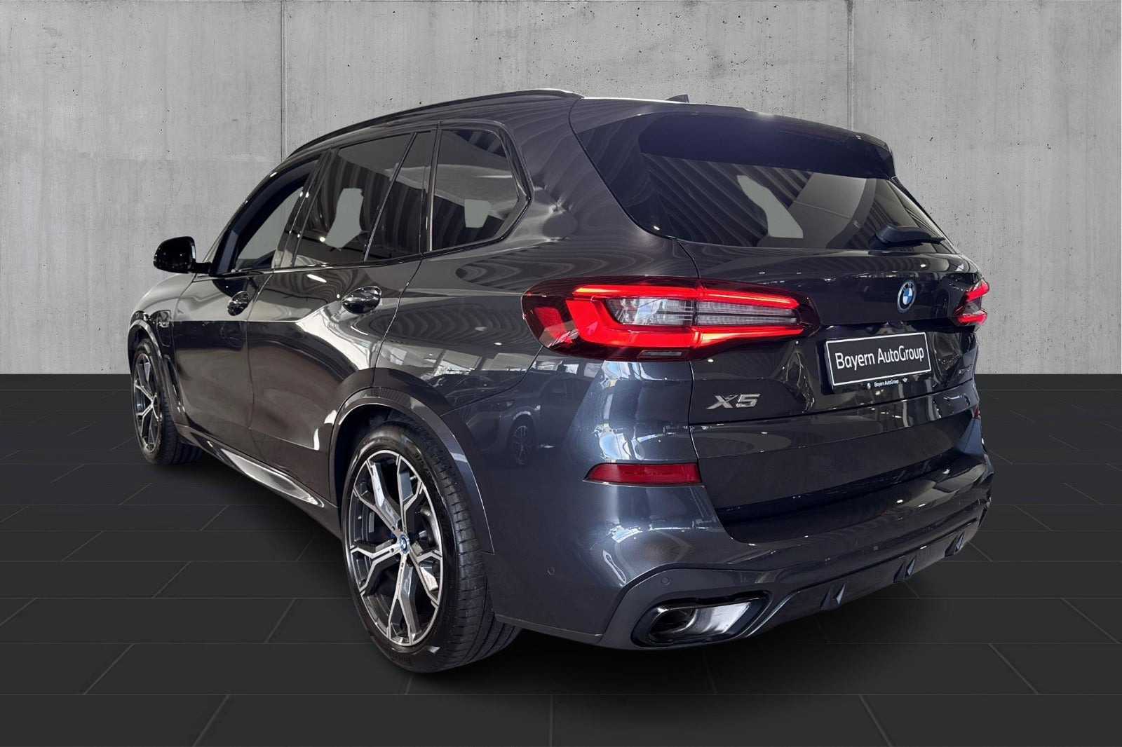Grå BMW X5 fra 2022