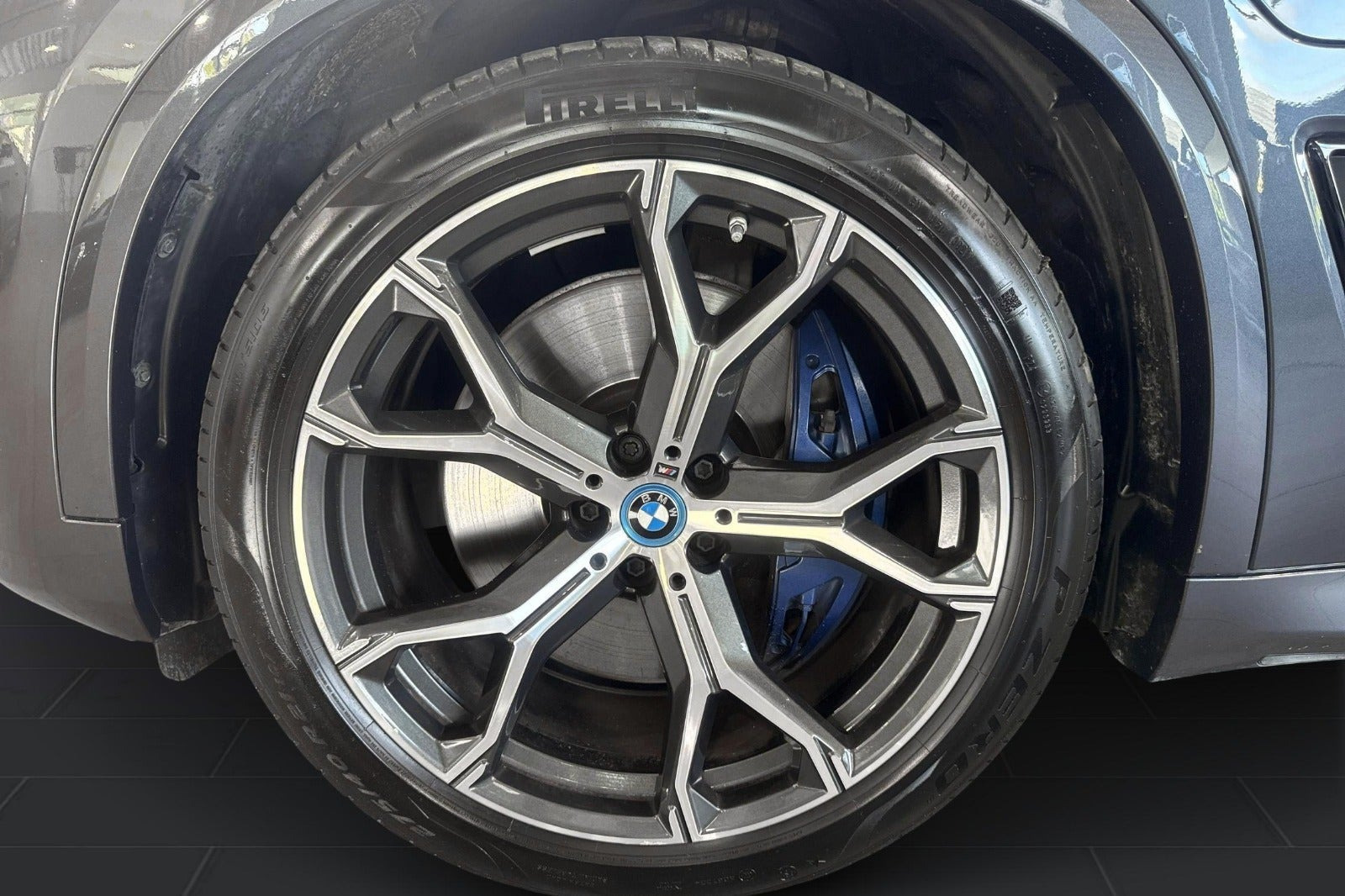 Grå BMW X5 fra 2022