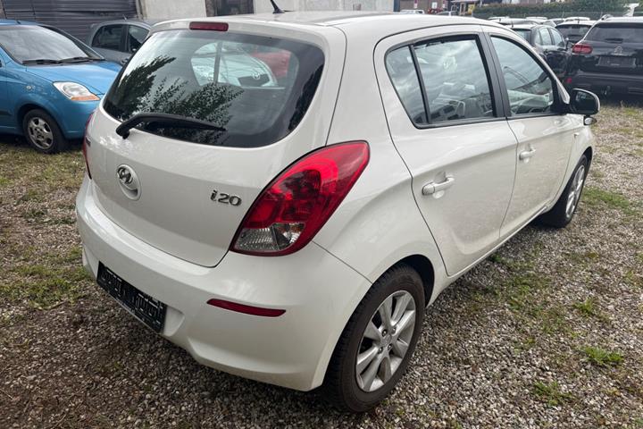Hvid Hyundai i20 fra 2013