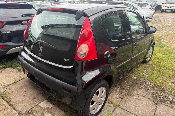 Sort Peugeot 107 fra 2007