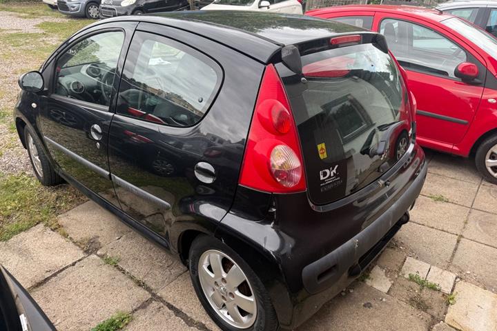 Sort Peugeot 107 fra 2007