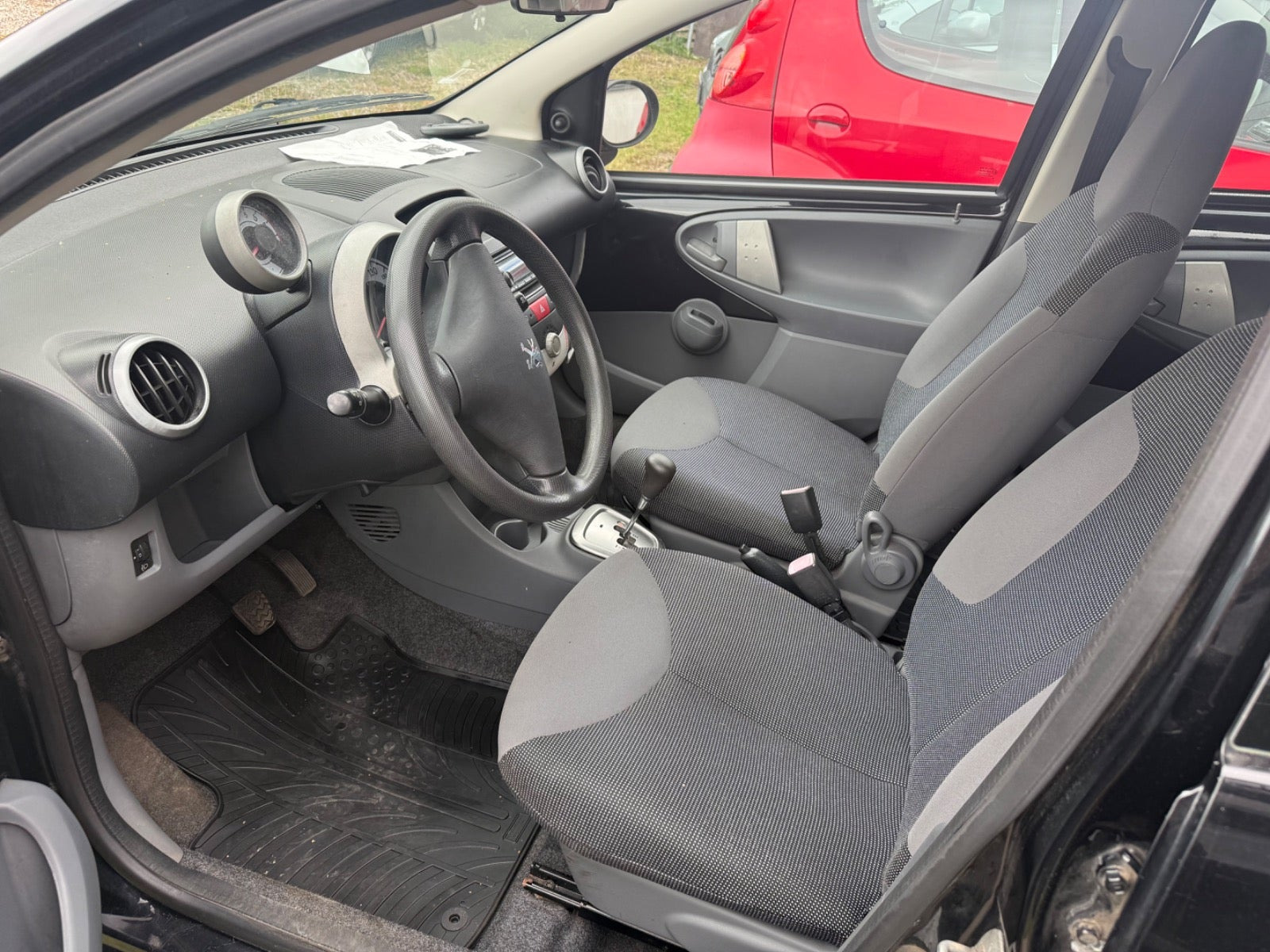 Sort Peugeot 107 fra 2007