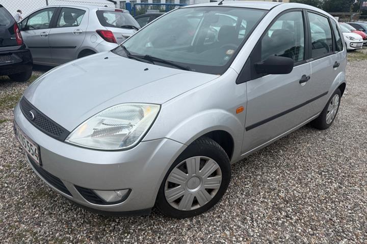 Grå Ford Fiesta fra 2003
