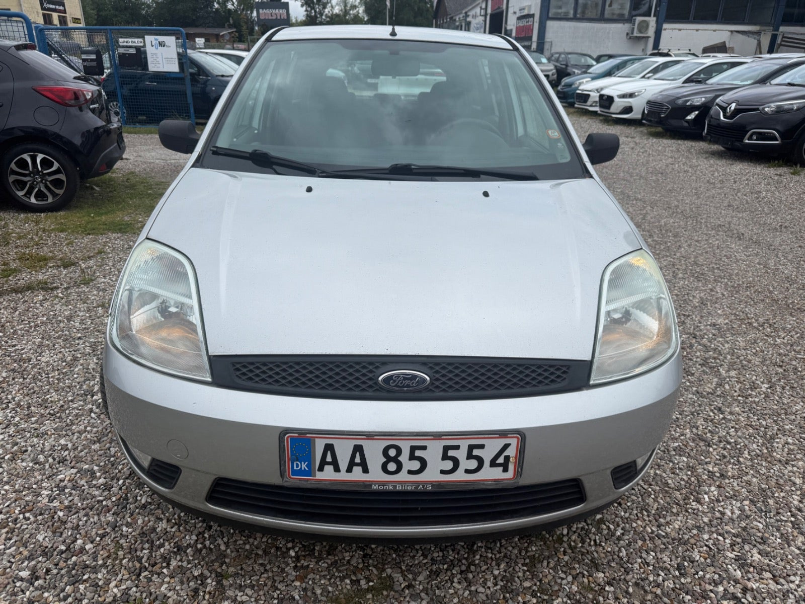 Grå Ford Fiesta fra 2003
