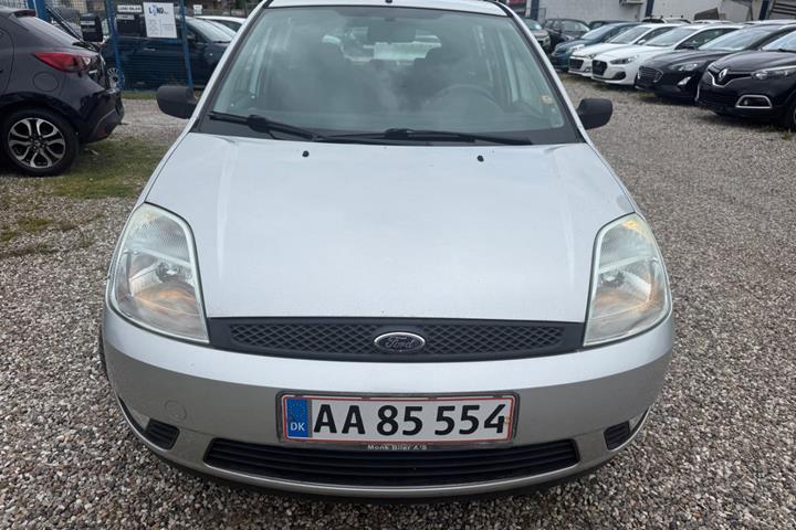 Grå Ford Fiesta fra 2003