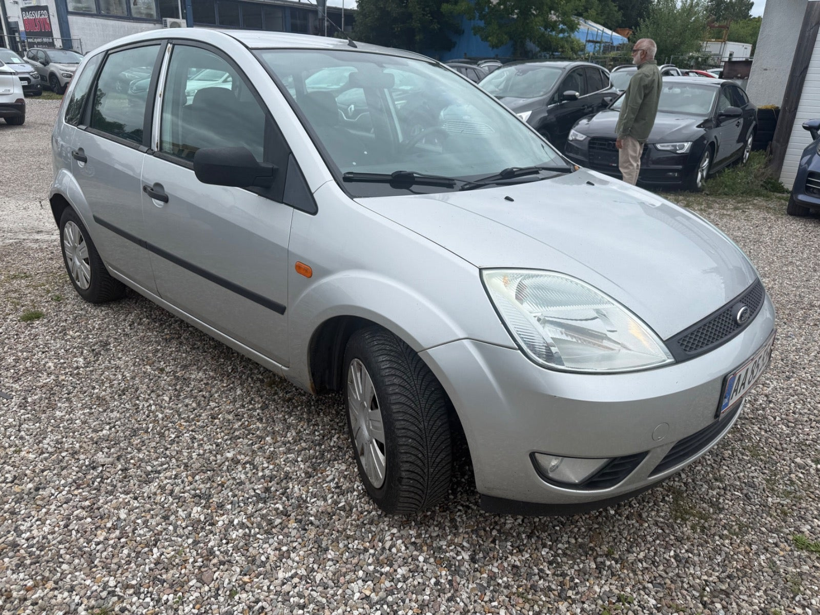 Grå Ford Fiesta fra 2003