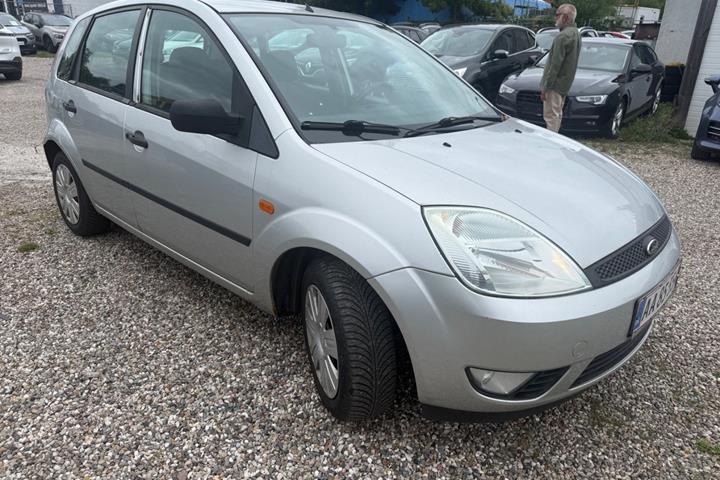Grå Ford Fiesta fra 2003