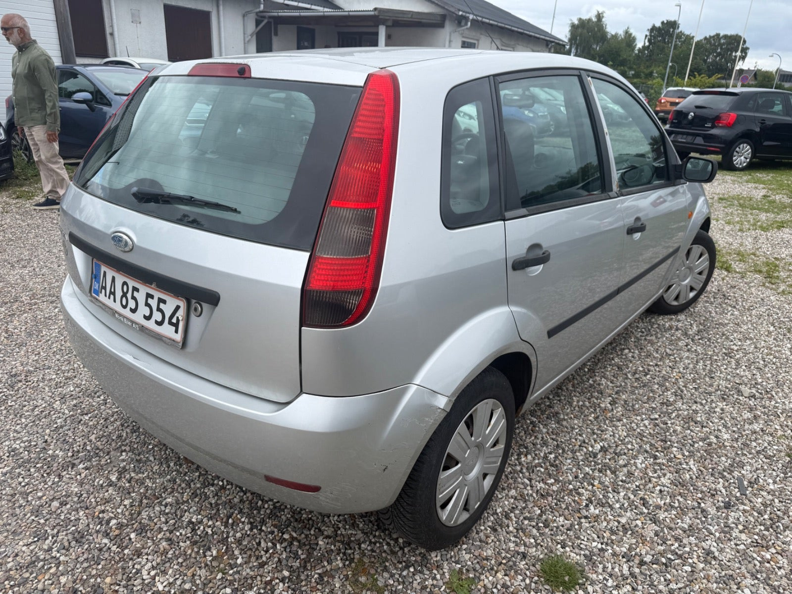 Grå Ford Fiesta fra 2003