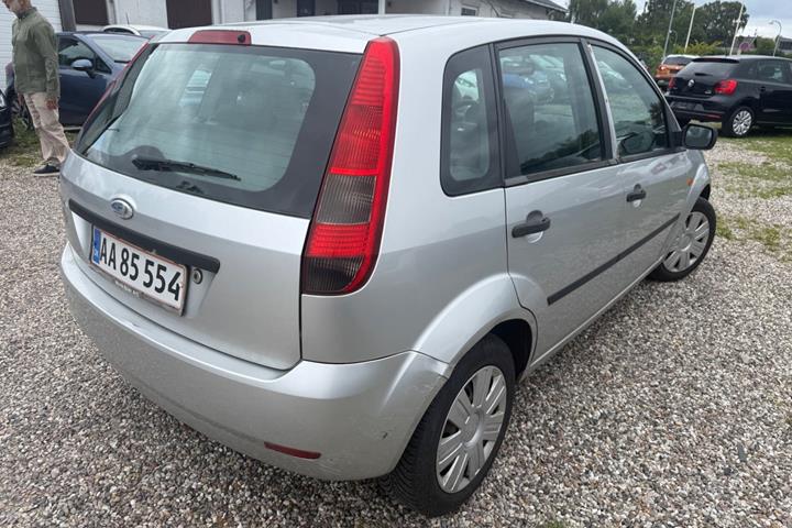 Grå Ford Fiesta fra 2003