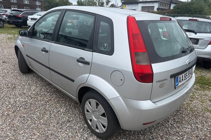Grå Ford Fiesta fra 2003