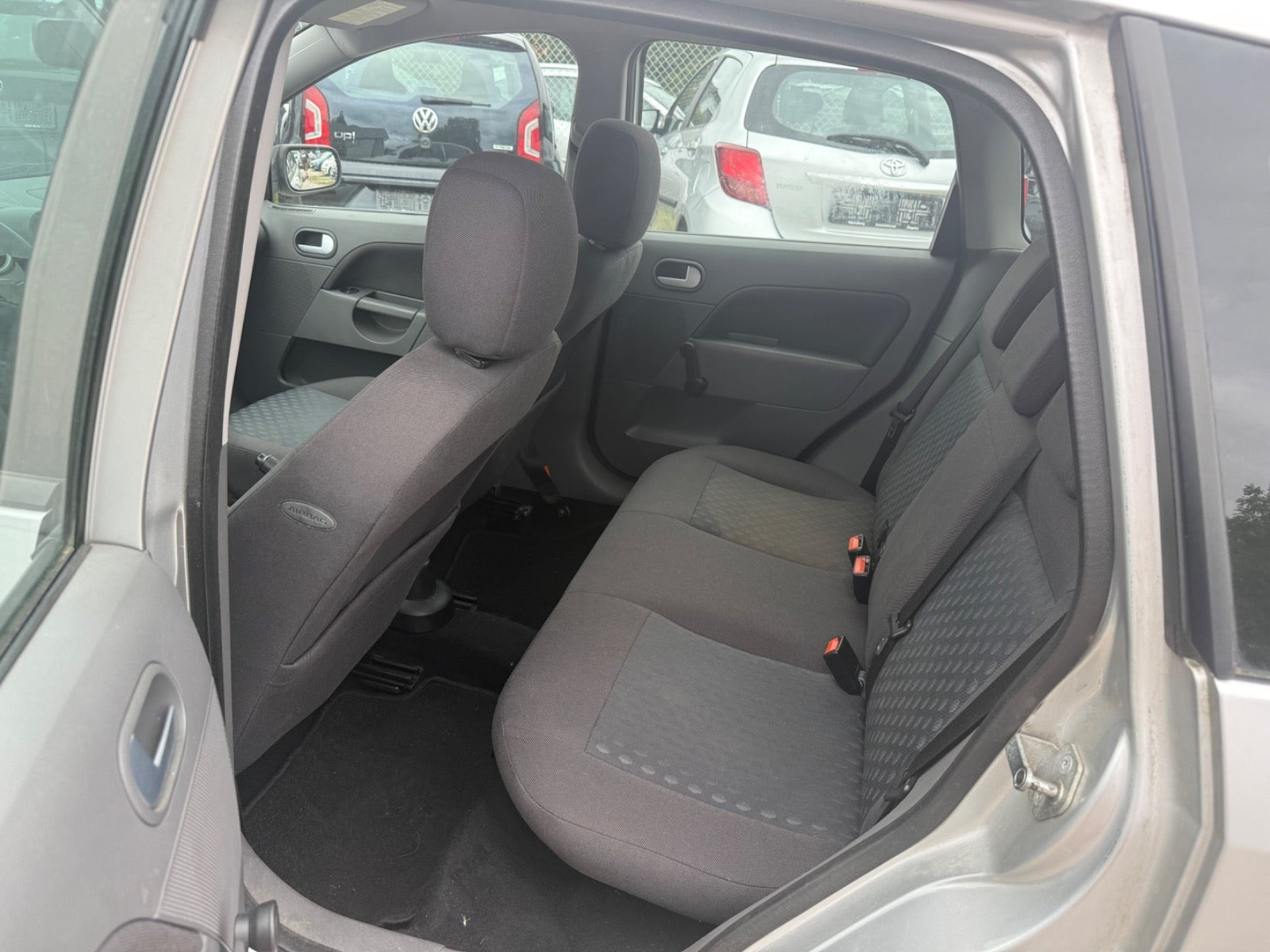 Grå Ford Fiesta fra 2003