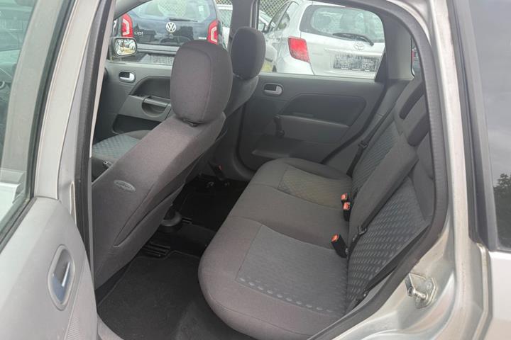 Grå Ford Fiesta fra 2003
