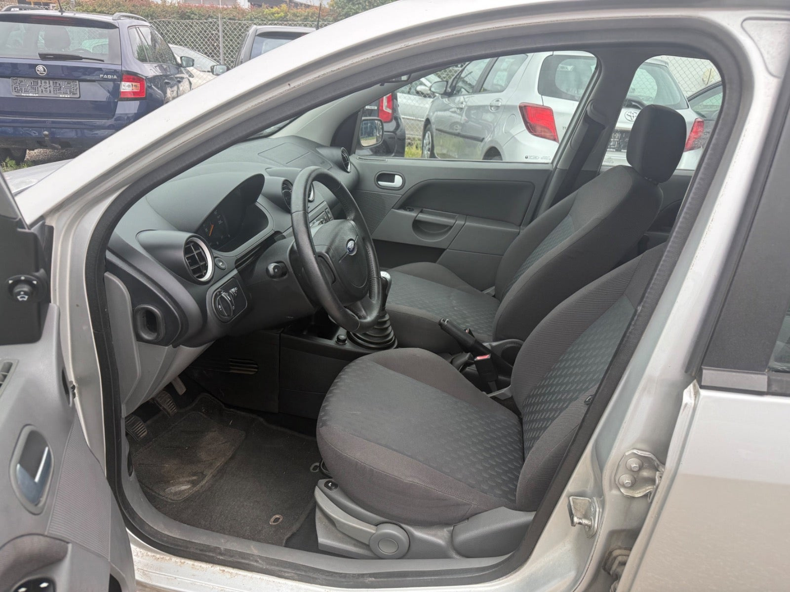 Grå Ford Fiesta fra 2003