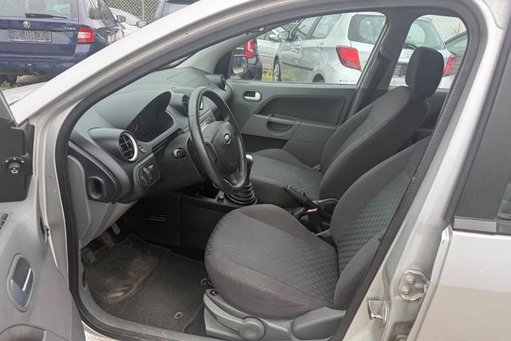 Grå Ford Fiesta fra 2003