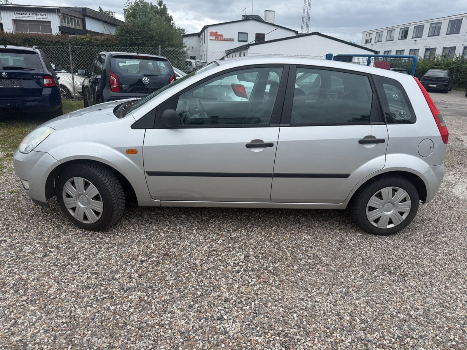 Grå Ford Fiesta fra 2003