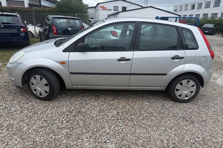 Grå Ford Fiesta fra 2003