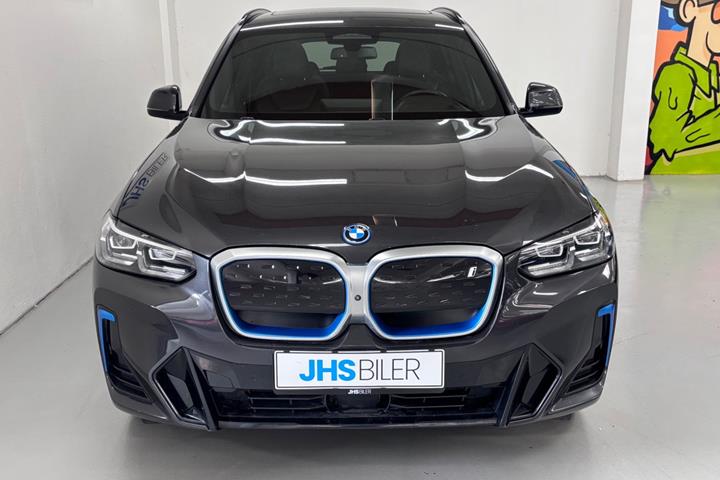 Grå BMW iX3 fra 2023