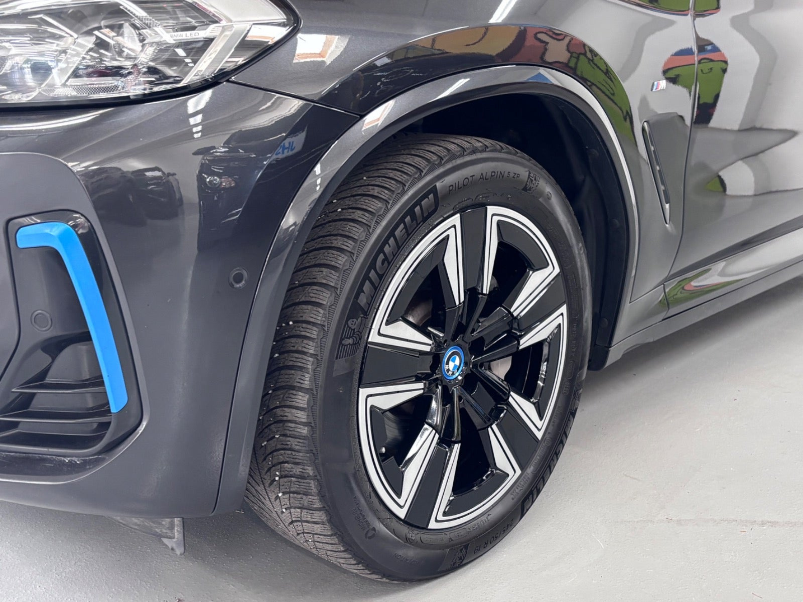 Grå BMW iX3 fra 2023