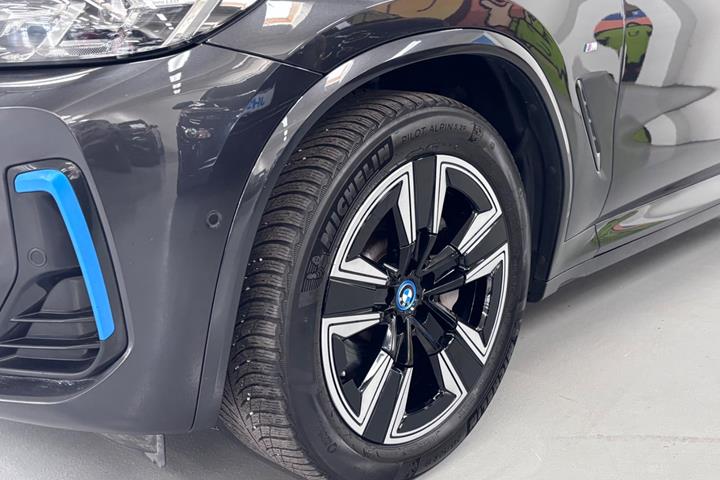 Grå BMW iX3 fra 2023
