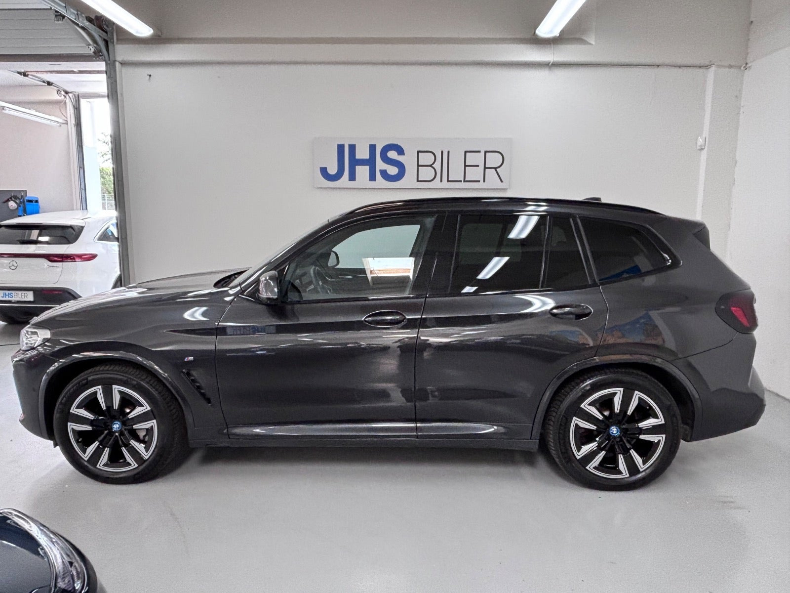 Grå BMW iX3 fra 2023