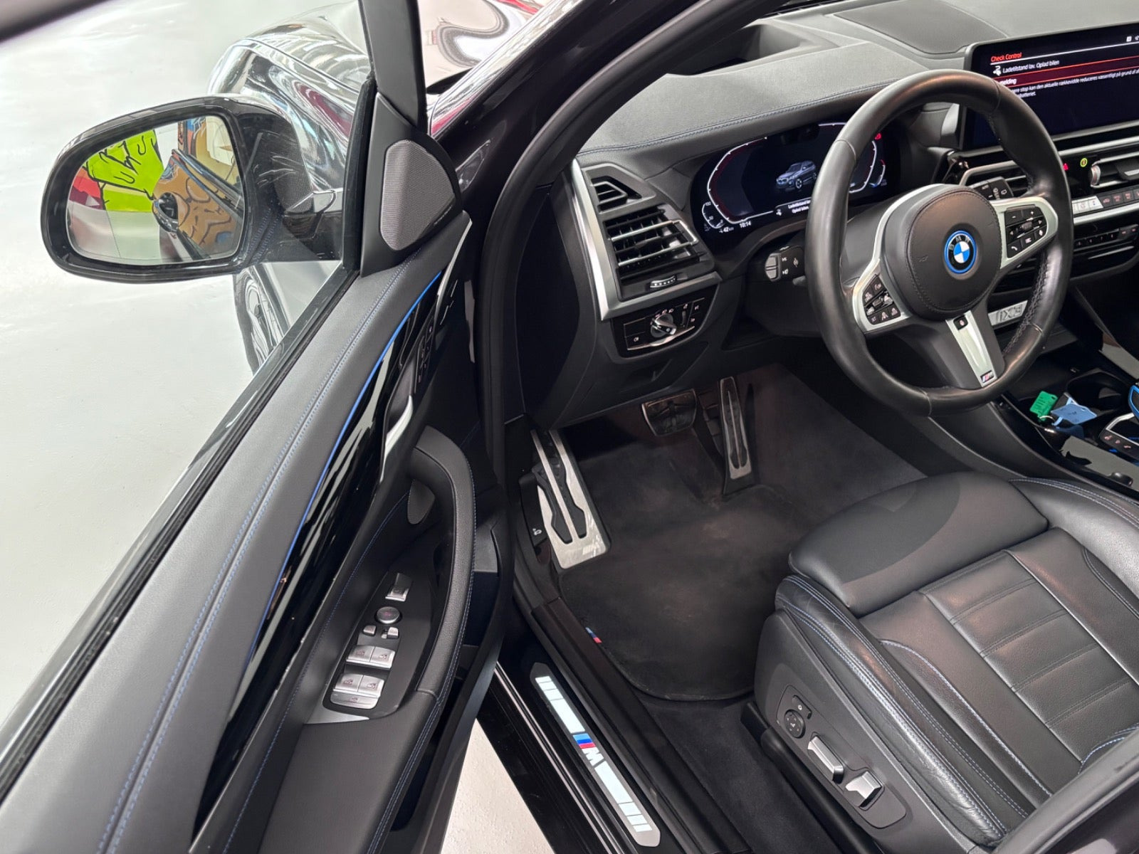 Grå BMW iX3 fra 2023