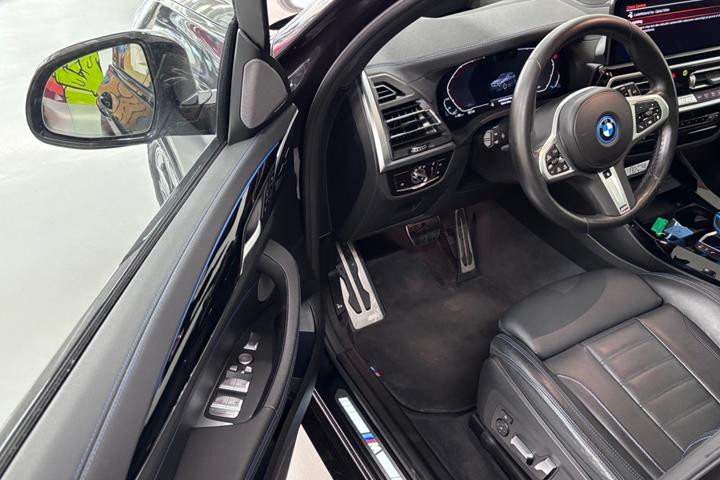 Grå BMW iX3 fra 2023